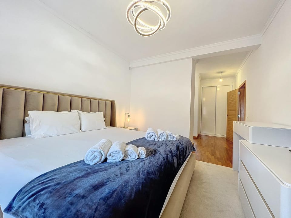 Bed, Photo of the whole room, Bedroom, towels