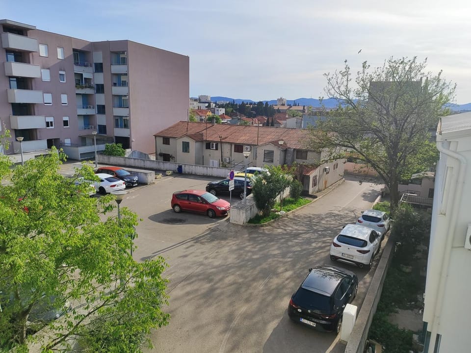 Property building, Day, Neighbourhood, Natural landscape, City view, Street view, Location, Parking