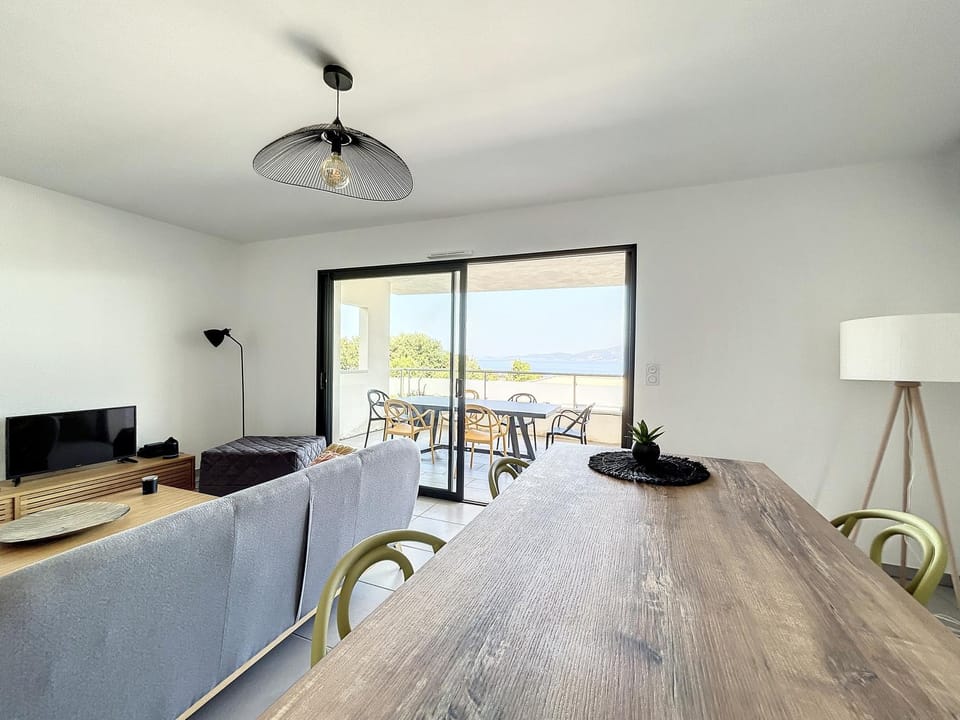 Communal lounge/ TV room, TV and multimedia, Seating area, Dining area, Sea view