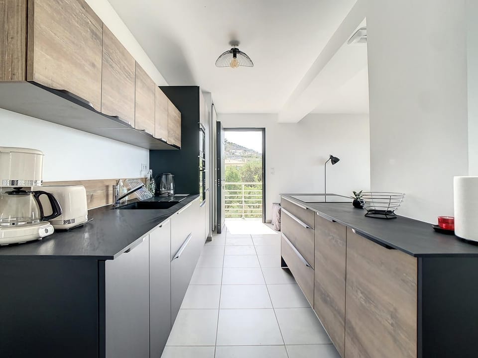 Kitchen or kitchenette, dishwasher, stove
