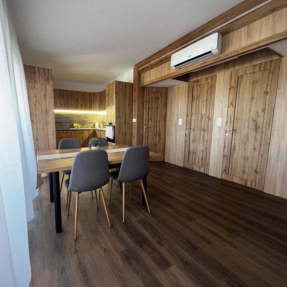 Seating area, Dining area, air conditioner