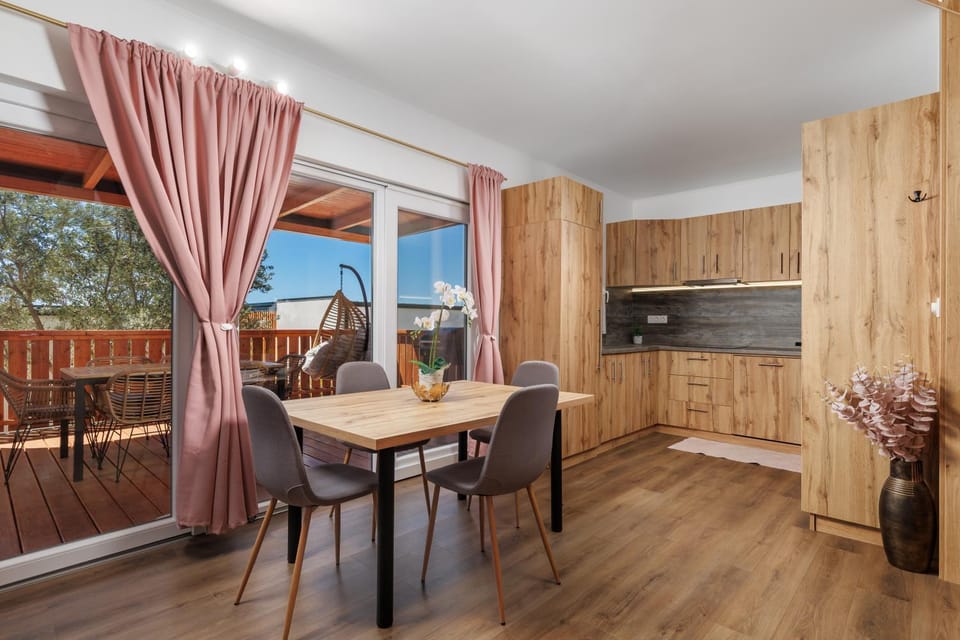 Kitchen or kitchenette, Living room, Seating area, Dining area