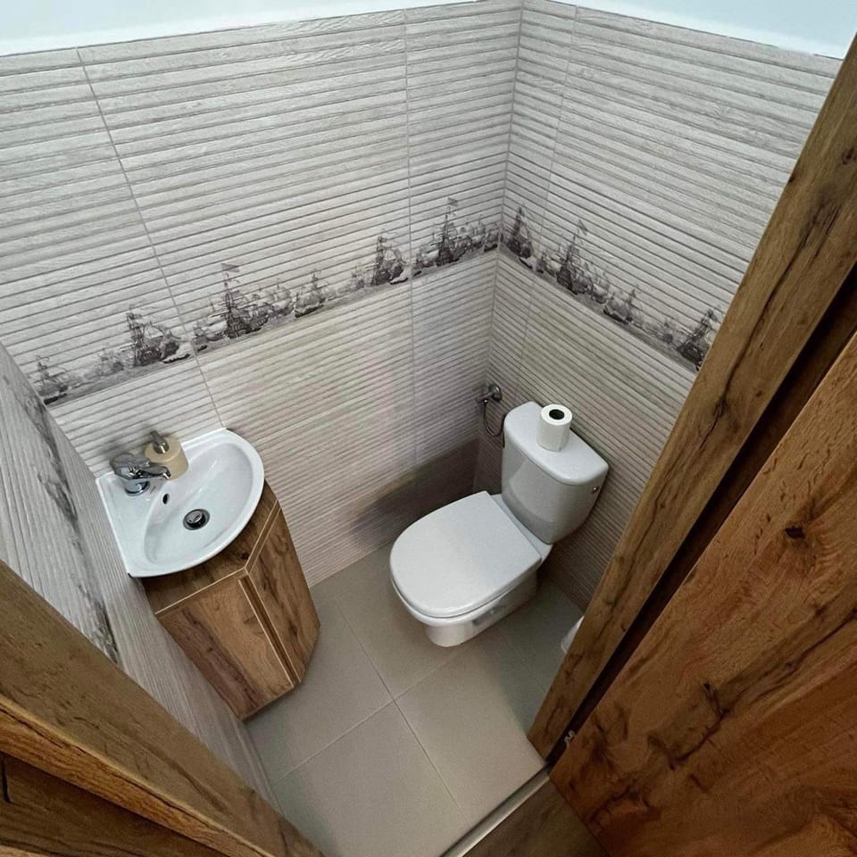 Toilet, Bathroom, Decorative detail
