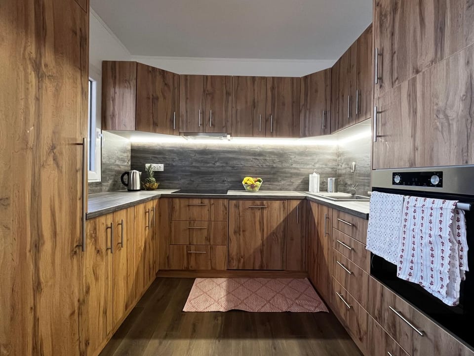 Coffee/tea facilities, stove, kitchen