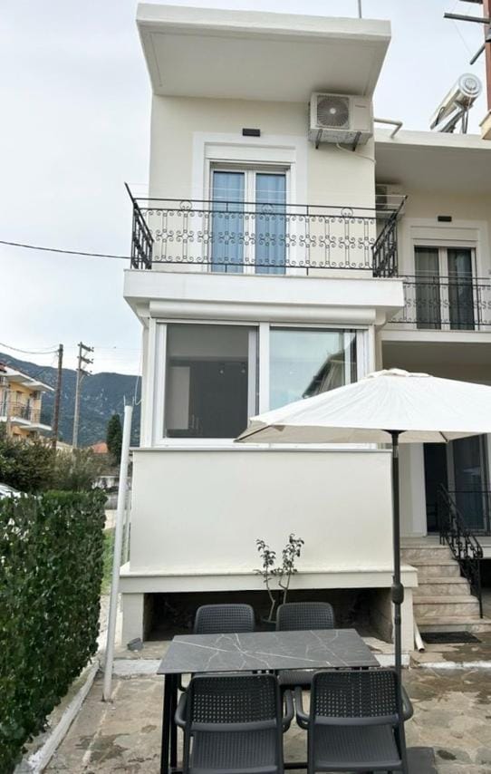 Property building, Balcony/Terrace, Balcony/Terrace