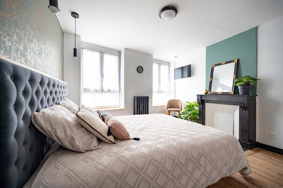 Bed, TV and multimedia, Photo of the whole room, Bedroom