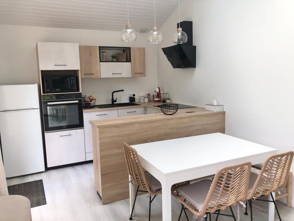 Kitchen or kitchenette, Dining area