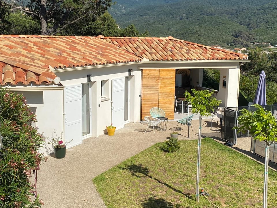 Property building, Garden, Balcony/Terrace