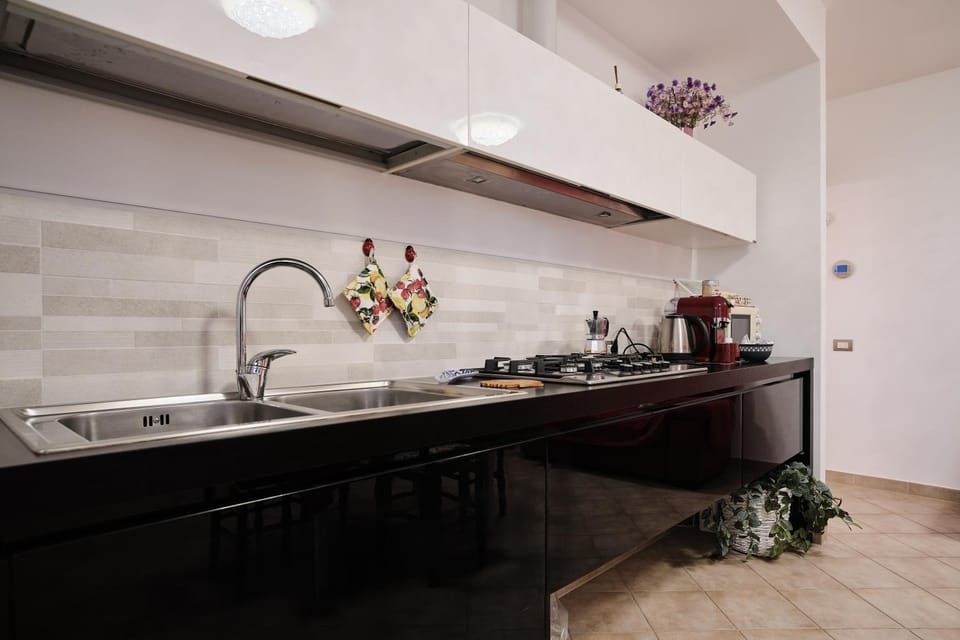Coffee/tea facilities, Kitchen or kitchenette, stove