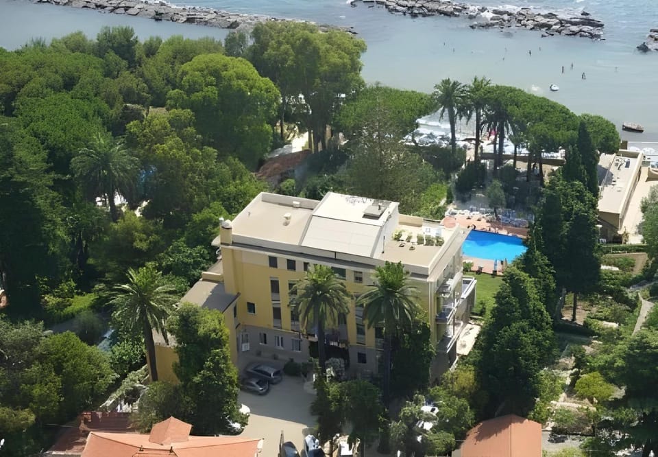 Property building, Day, Natural landscape, Bird's eye view, Garden, Garden view, Pool view, Sea view, Swimming pool