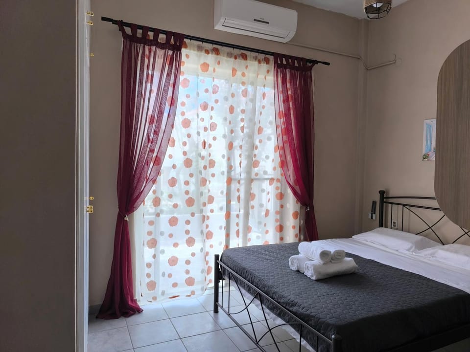 Photo of the whole room, Bedroom, towels