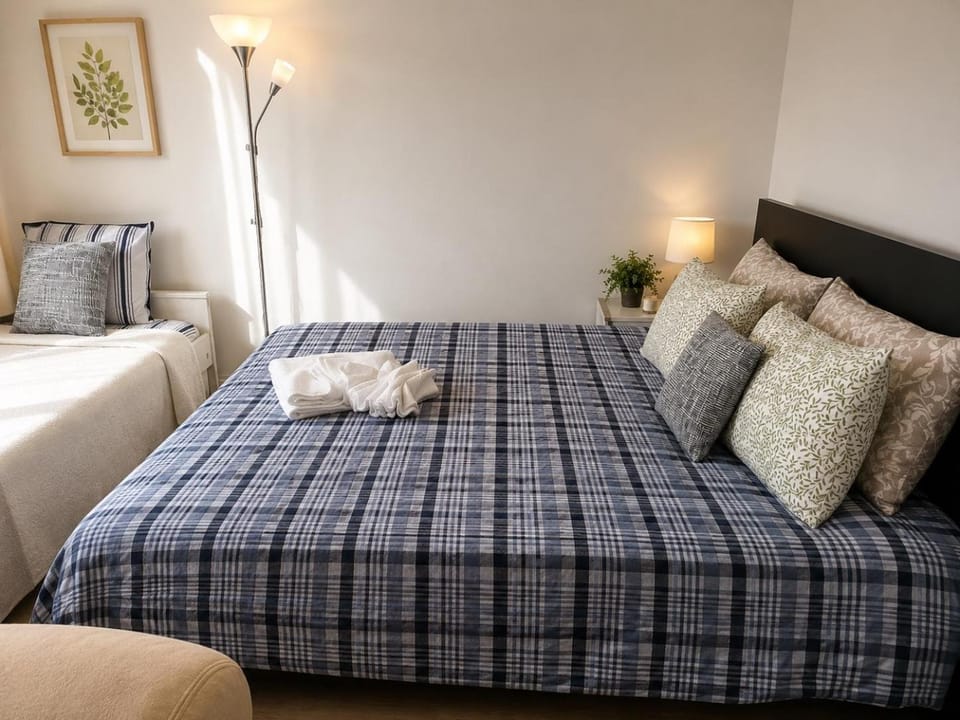 Bed, Photo of the whole room, Bedroom, towels