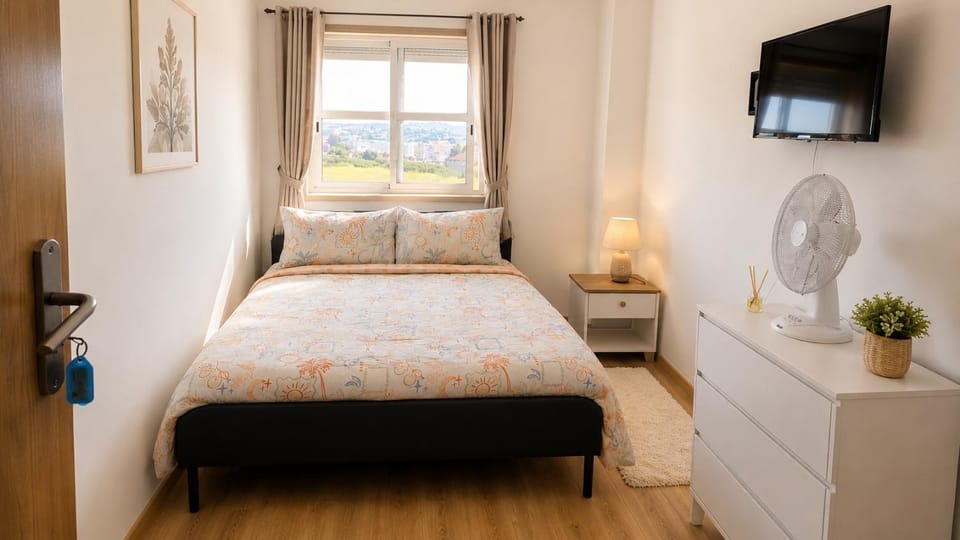 Bed, TV and multimedia, Photo of the whole room, Bedroom