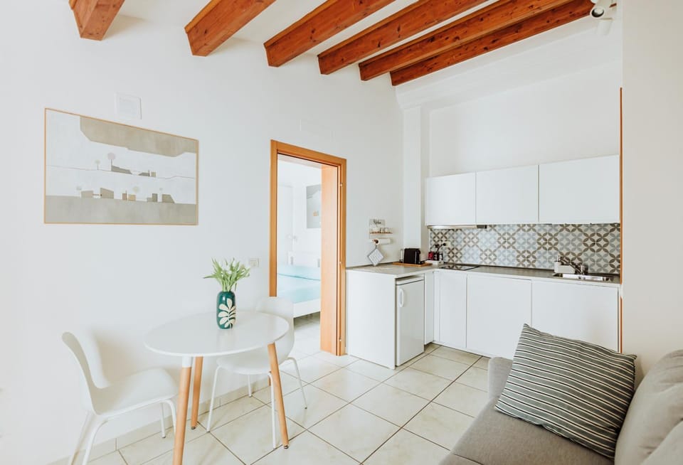 Kitchen or kitchenette, Photo of the whole room, Dining area, stove