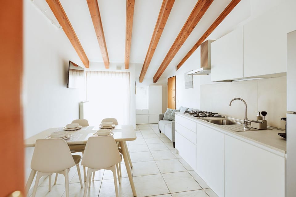 Kitchen or kitchenette, Dining area, pet friendly, stove