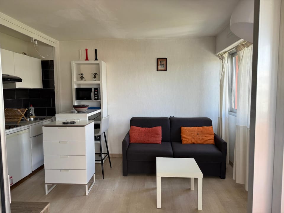 Kitchen or kitchenette, Living room, Dining area
