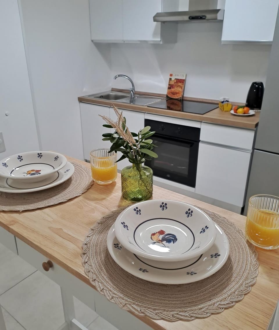 Kitchen or kitchenette, minibar, stove