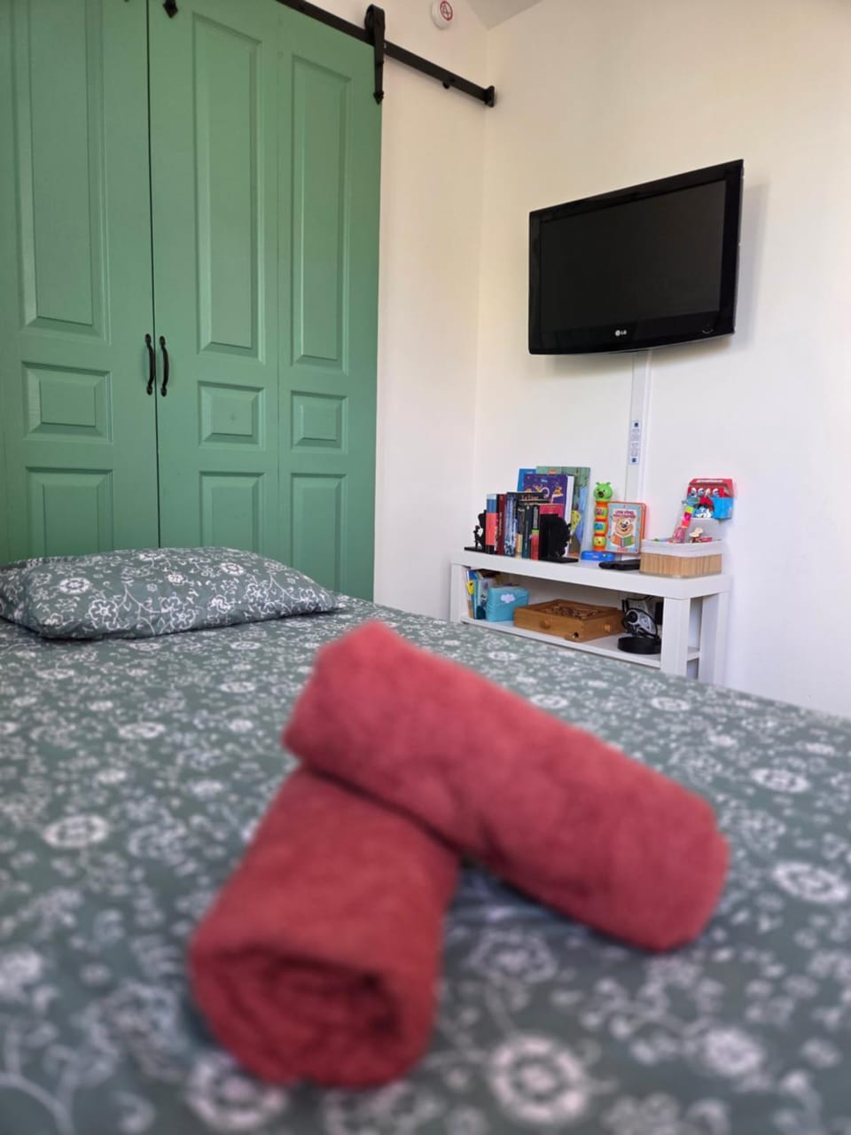 Bed, TV and multimedia, towels