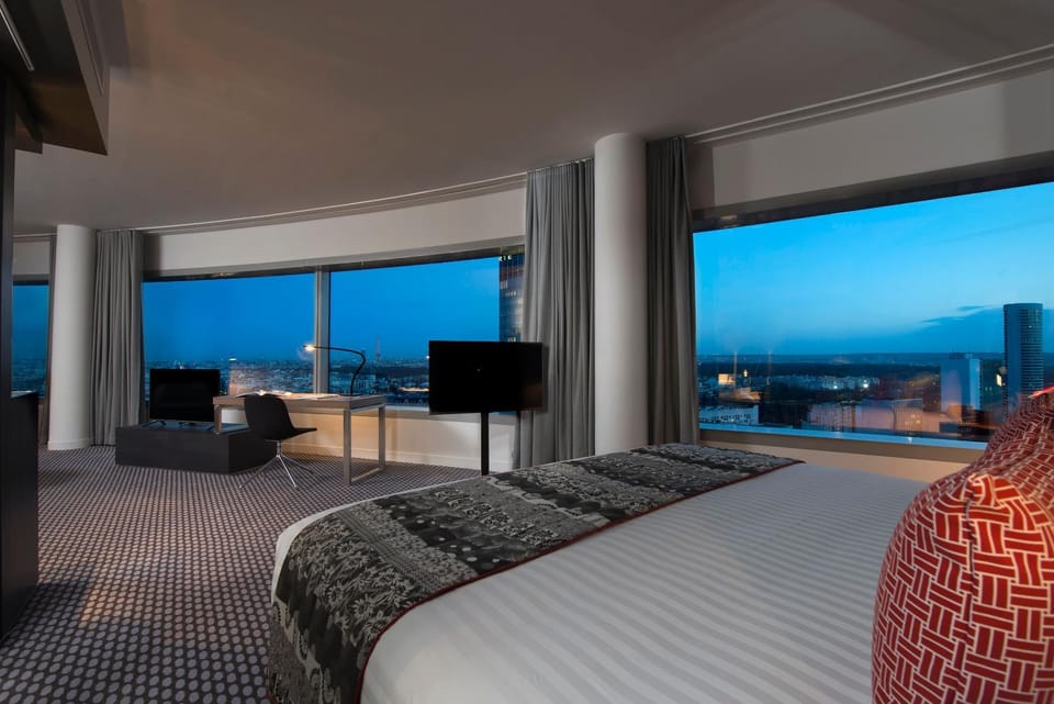 Bed, TV and multimedia, View (from property/room), Bedroom
