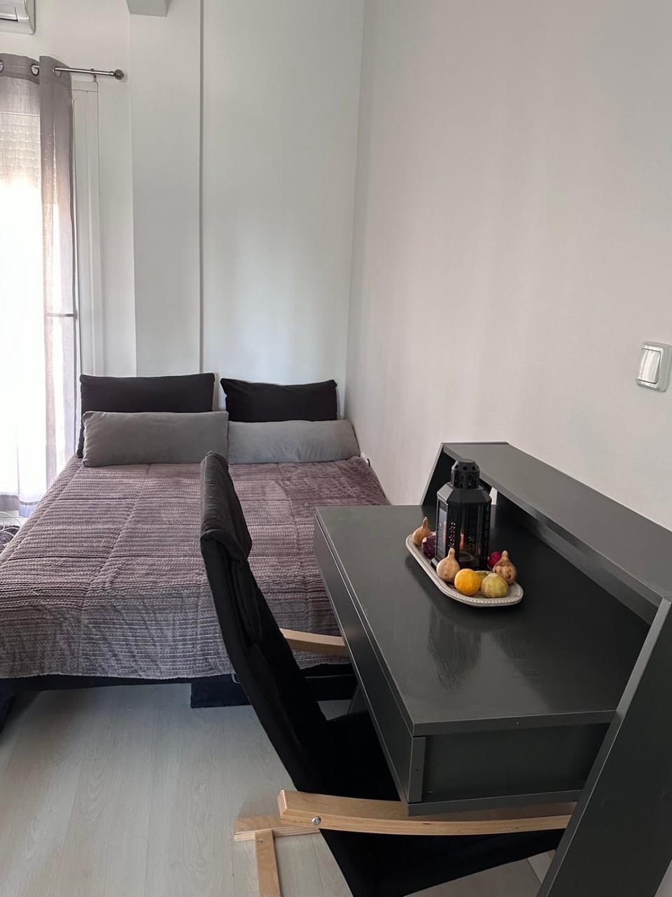Bed, Seating area