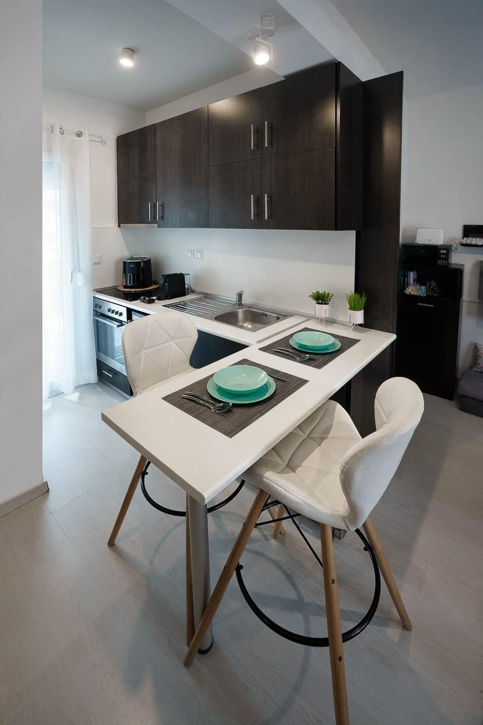 Kitchen or kitchenette, Dining area