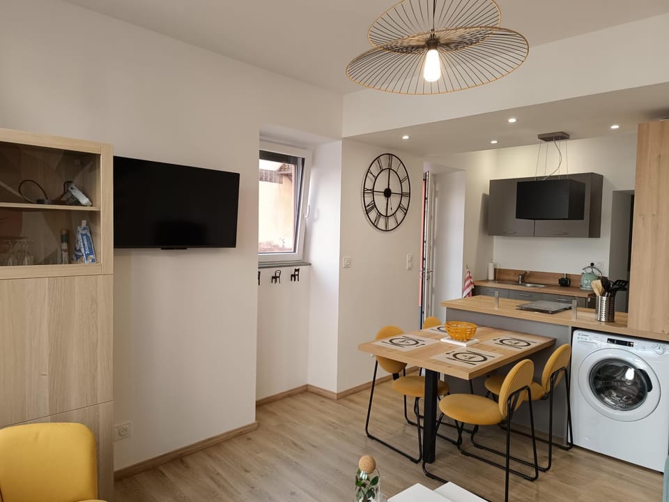 TV and multimedia, Kitchen or kitchenette, Dining area, dishwasher, oven, washing machine