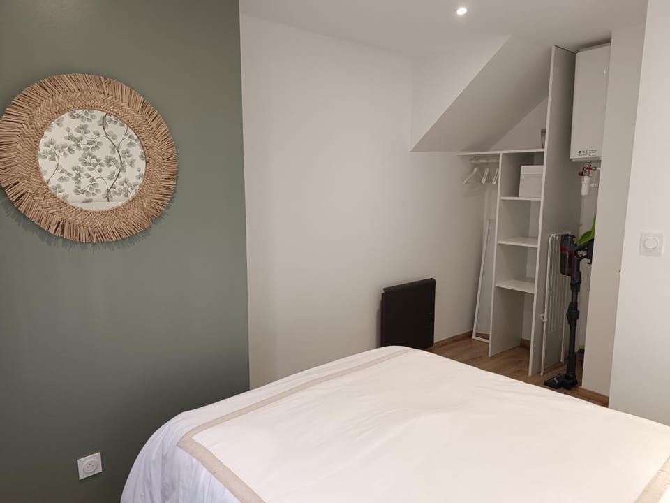 Photo of the whole room, Bedroom, wardrobe