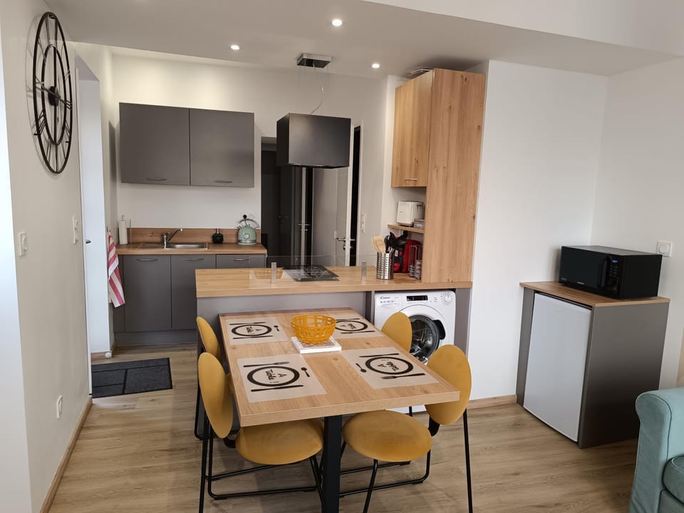 Kitchen or kitchenette, Dining area, oven, stove, toaster