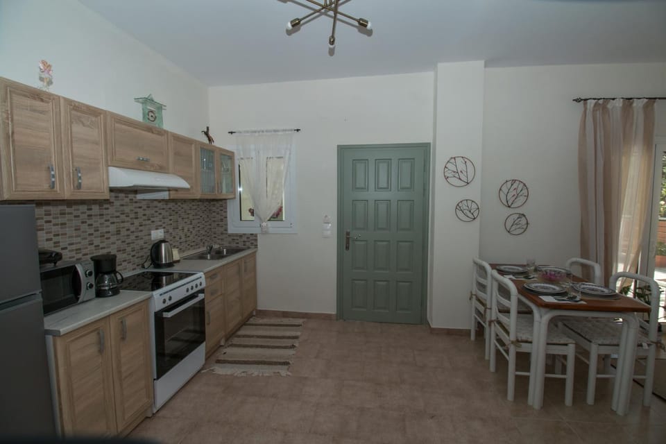 Kitchen or kitchenette, Dining area, oven, pet friendly, stove