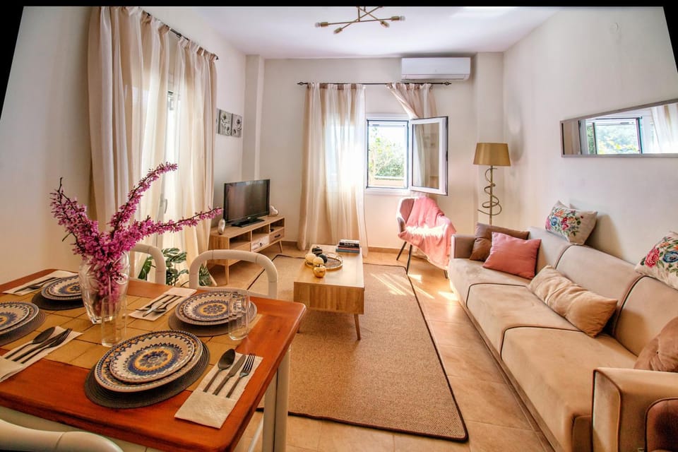 TV and multimedia, Living room, Seating area, Dining area