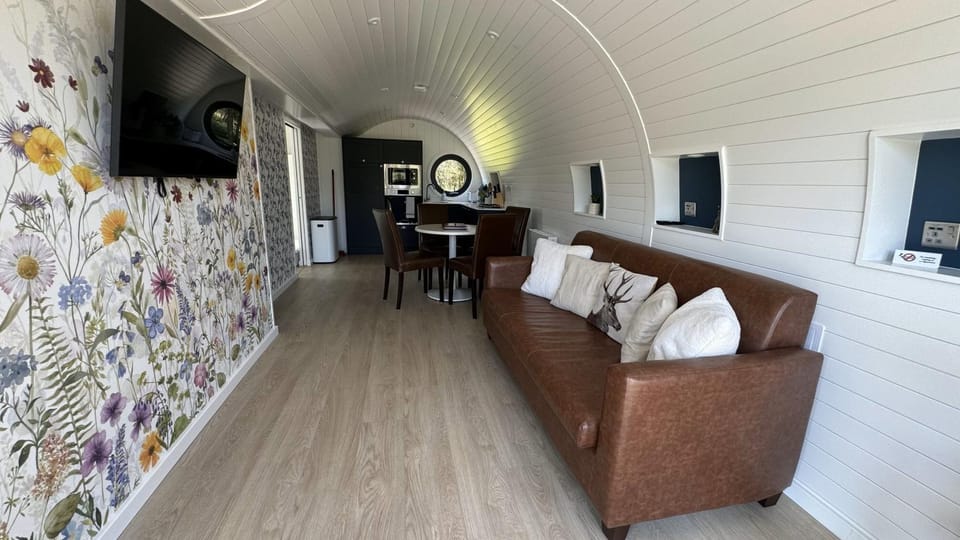 Communal lounge/ TV room, Living room, Seating area