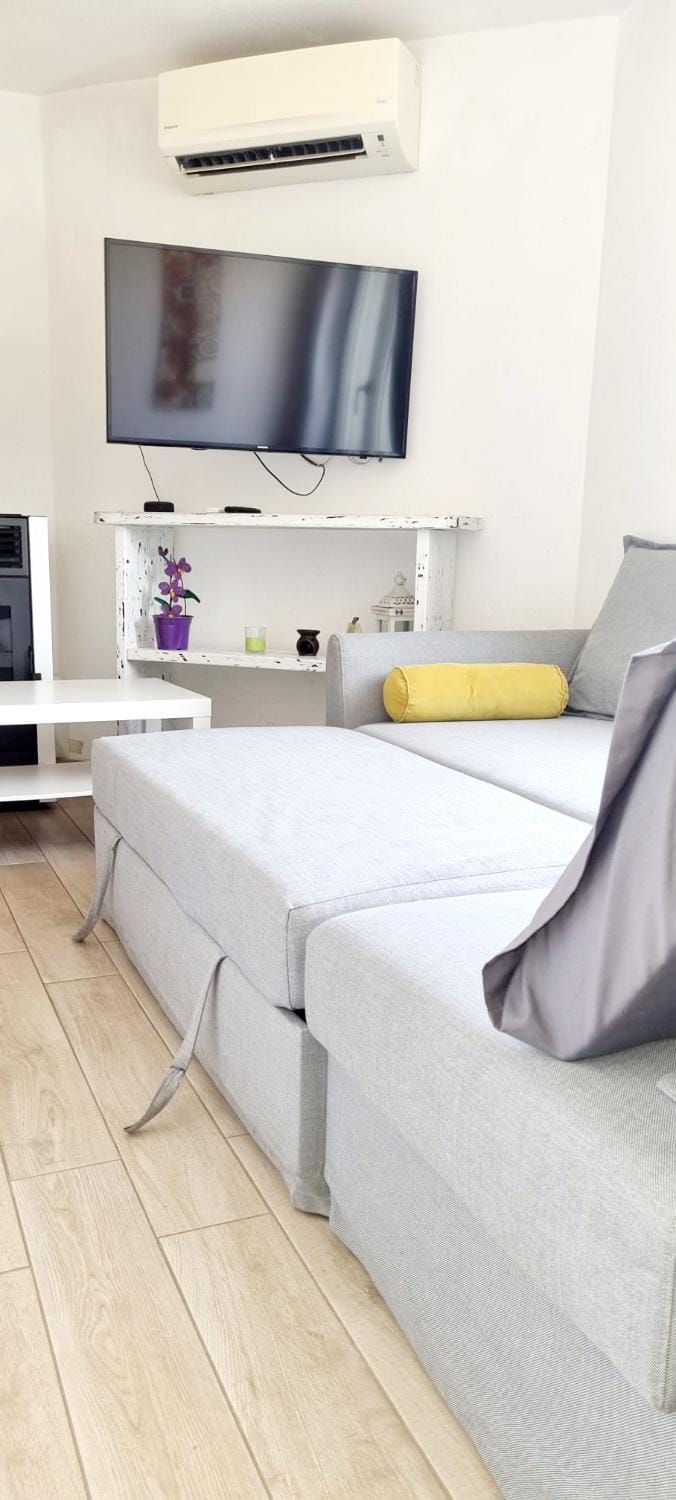 Communal lounge/ TV room, Bed, TV and multimedia, Living room, Seating area, Evening entertainment, air conditioner
