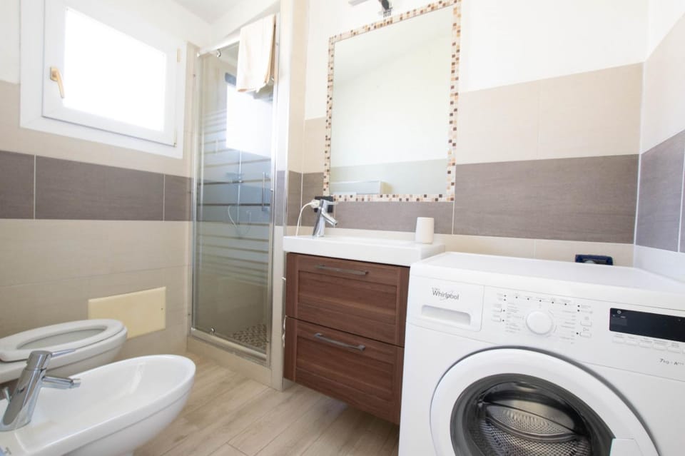 Shower, Toilet, Bathroom, washing machine