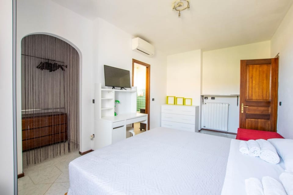 Bed, TV and multimedia, Photo of the whole room, towels, wardrobe, air conditioner