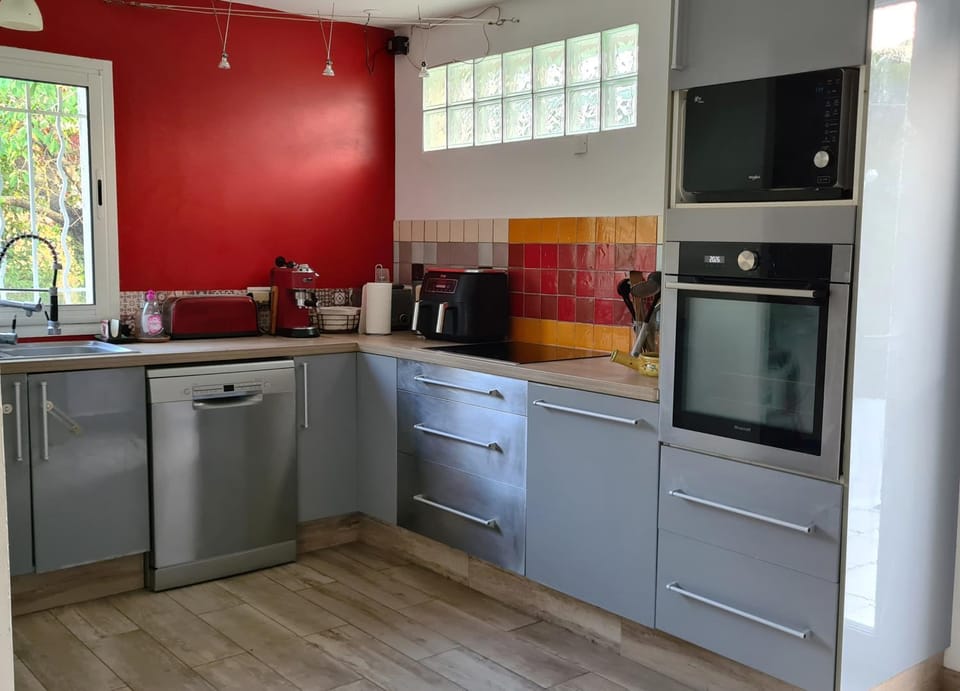 Coffee/tea facilities, dishwasher, oven, stove, toaster