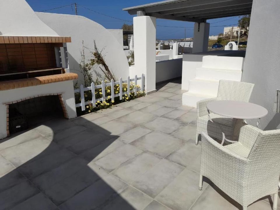 Atlantis - by S paradise - outdoor jacuzzi & seaview Apartment in Santorini