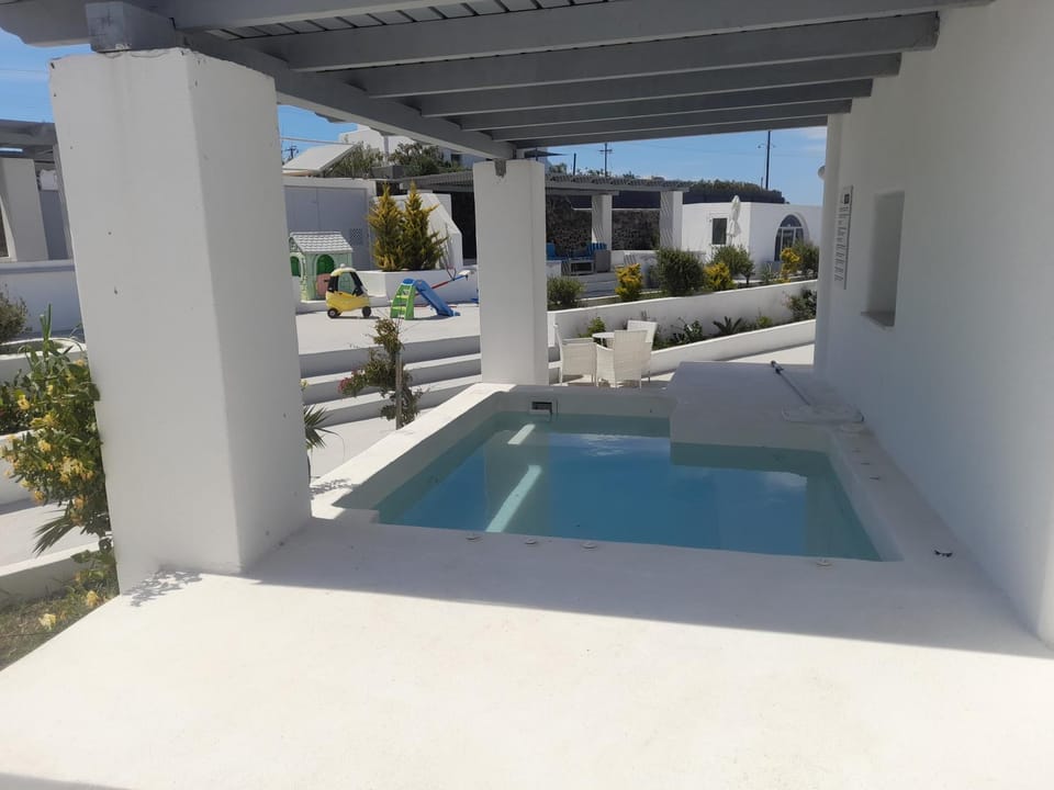 Atlantis - by S paradise - outdoor jacuzzi & seaview Apartment in Santorini