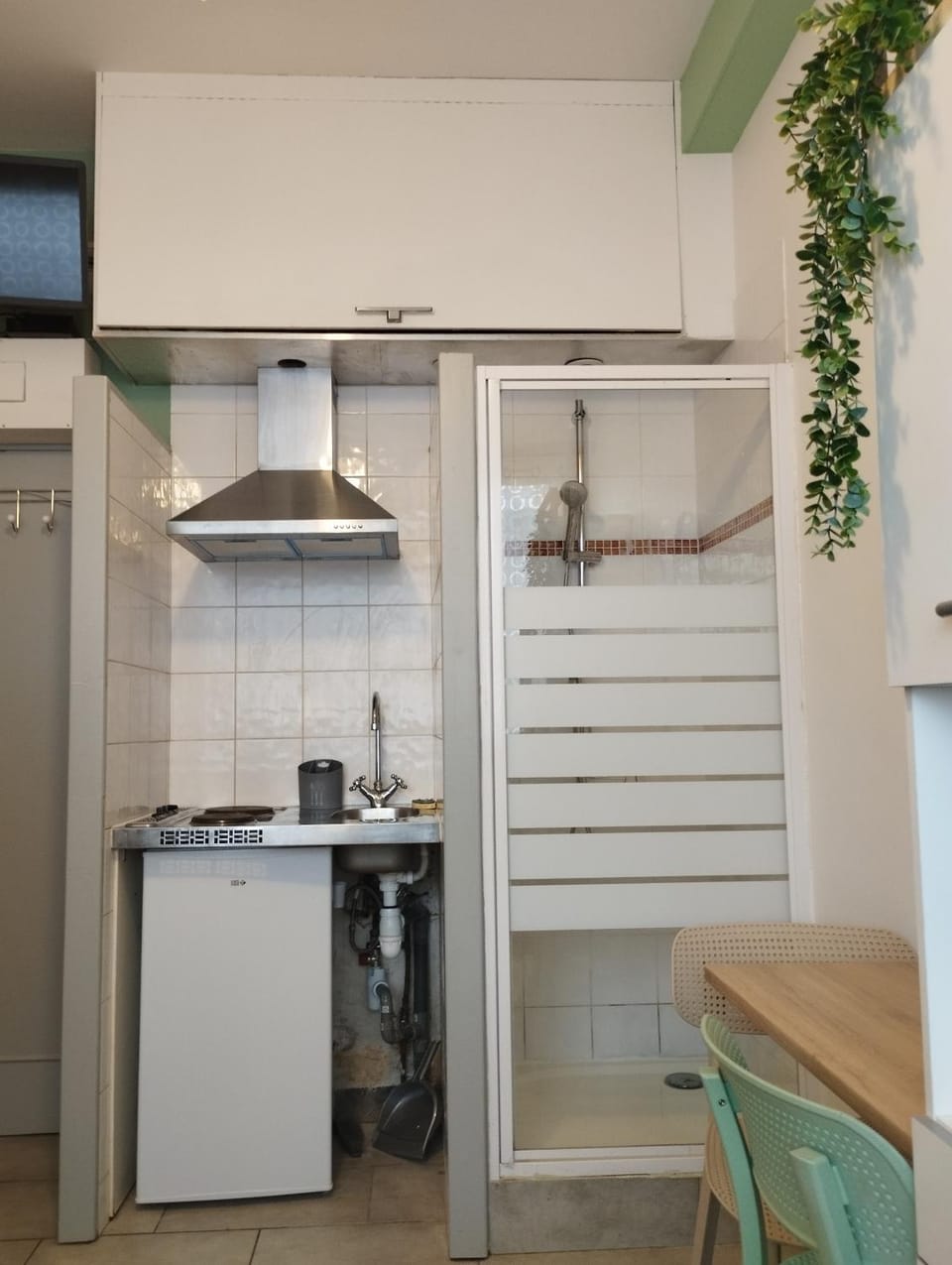 CHAMBRETTE boulevard des Pyrénées Hypercentre 10m carré WC sur le palier, porte40 Apartment in Pau