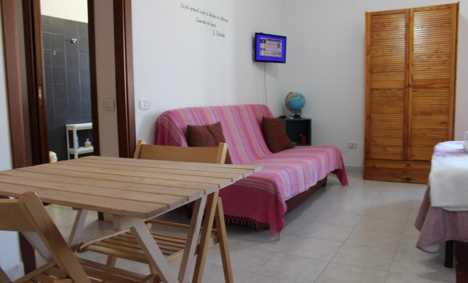 TV and multimedia, Living room, Photo of the whole room, Seating area, Dining area, wardrobe