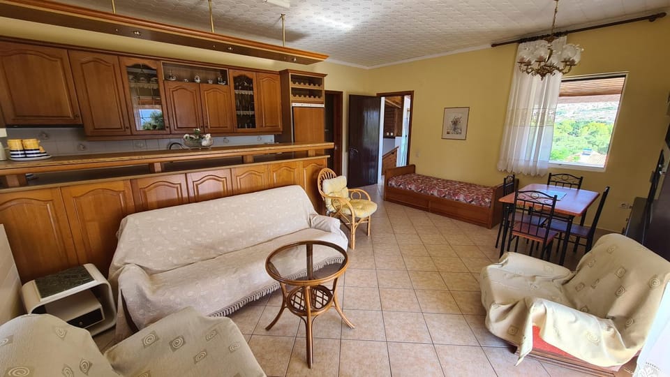 Bed, Living room, Seating area, kitchen