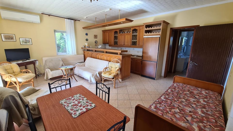 Bed, TV and multimedia, Living room, Seating area, kitchen