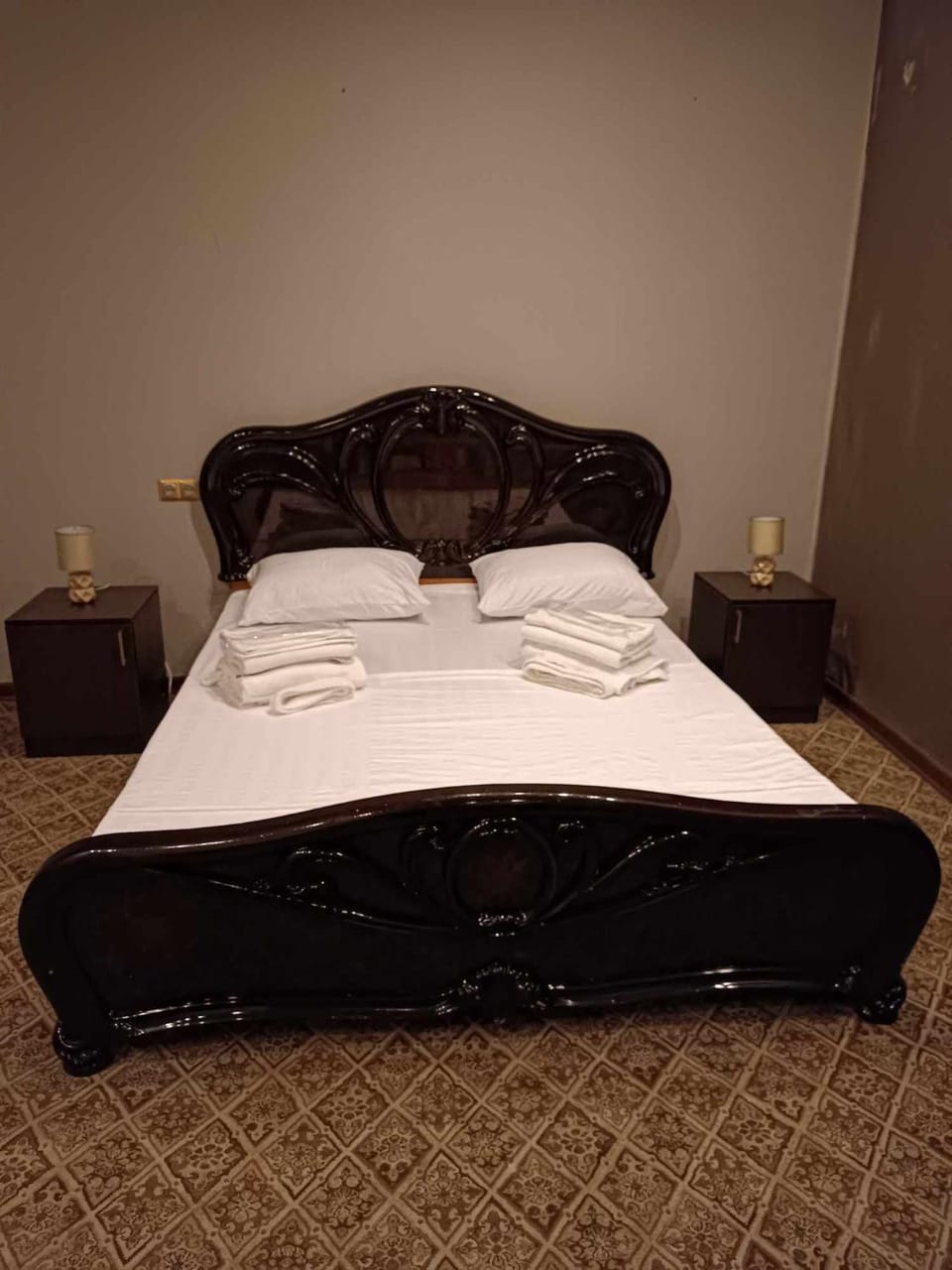 Bed, towels
