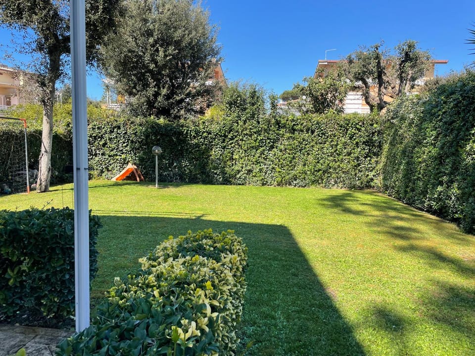 VILLA a 10 minuti dal mare Fregene Villa in Fregenae