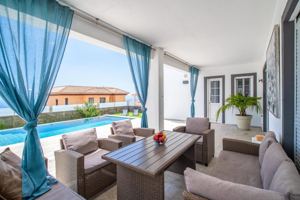 Garden, Seating area, Swimming pool