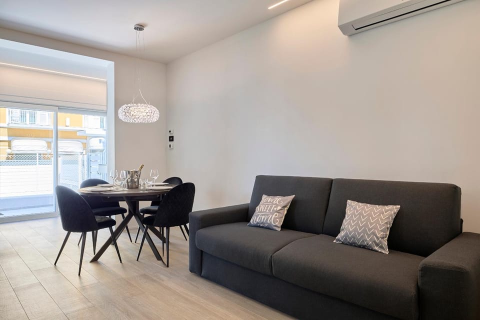 Living room, Seating area, Dining area, air conditioner