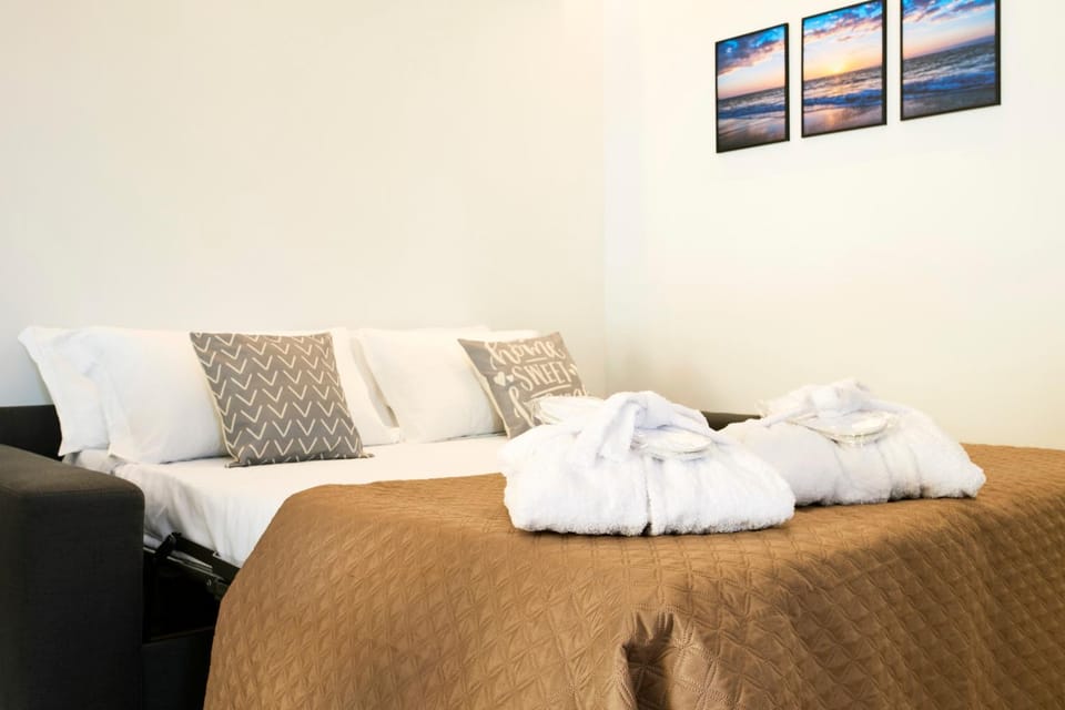 Bed, Photo of the whole room, towels