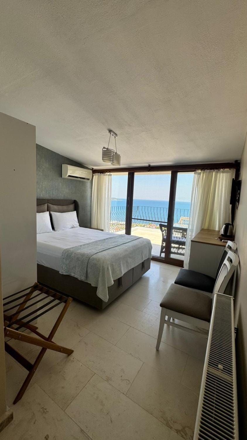 Bed, TV and multimedia, Photo of the whole room, Bedroom, Sea view