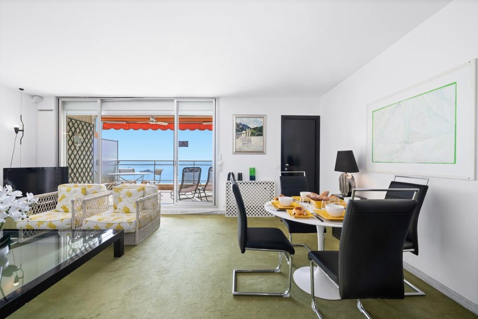 TV and multimedia, Kitchen or kitchenette, Living room, Food and drinks, Seating area, Dining area, Food, minibar