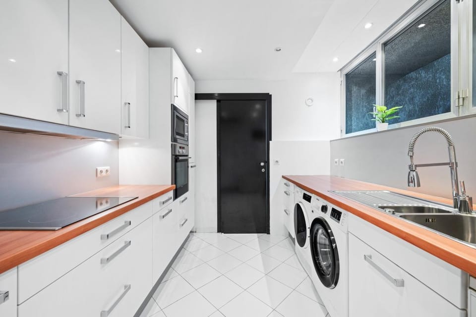 Kitchen or kitchenette, dishwasher, minibar, oven, stove, washing machine, dryer