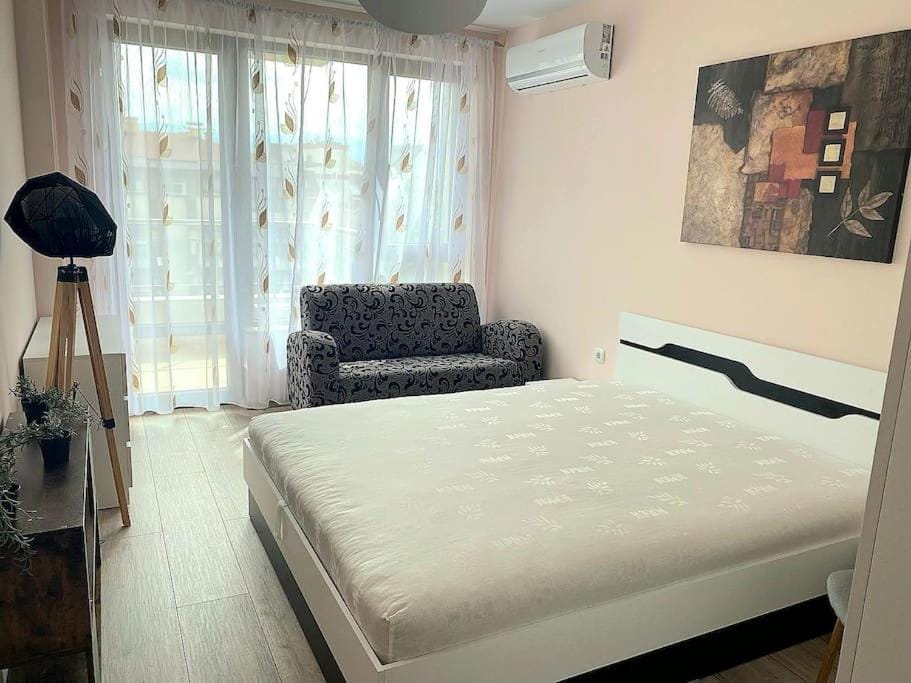 Bed, Photo of the whole room, Bedroom, air conditioner